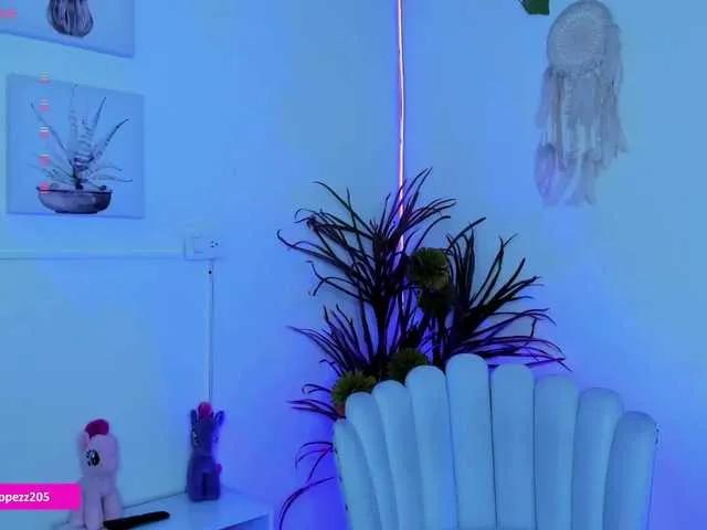 Emylopez on BongaCams