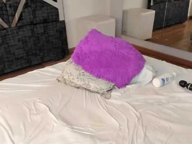 Isa-Jonness on BongaCams