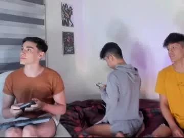 2gays_1straight on Chaturbate