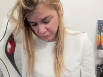 artsyandcraftsy_ on Chaturbate