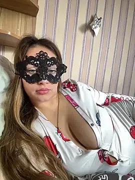 69Laura696 — Play with tits