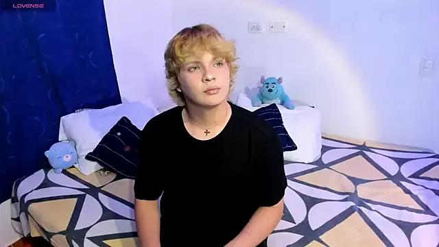 adam_angelssss on StripChat