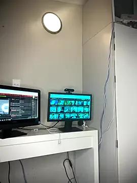 Bustygoddess32 on StripChat