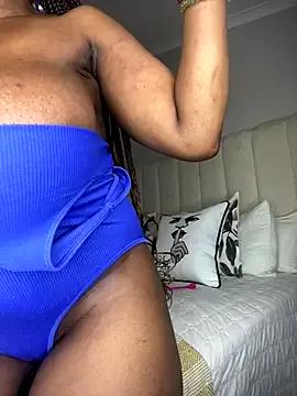 Bustygoddess32 on StripChat