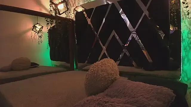 charlotte_bluee on StripChat