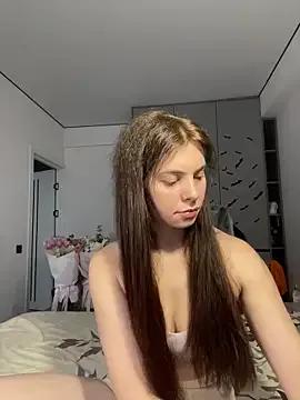 CurlyLara on StripChat