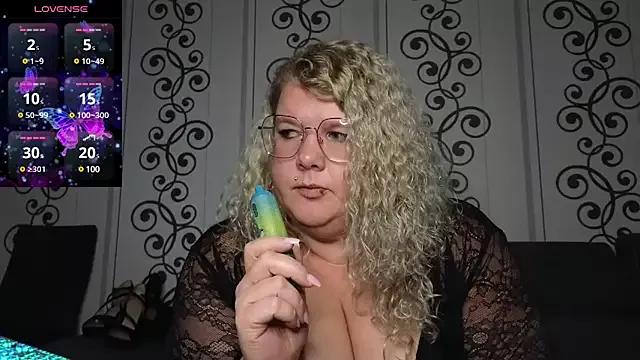 CurvyAnonymousGirl89 on StripChat