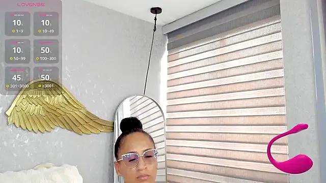 EmmaFerrary on StripChat