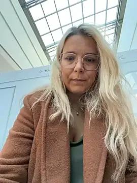 EmyLana on StripChat