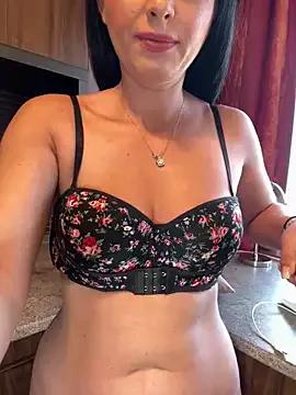 Hotmomcheckk_ on StripChat