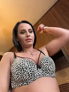 Hotmomcheckk_ on StripChat