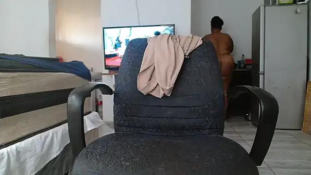 Hugetittiesxx2 on StripChat