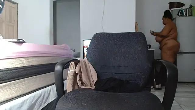 Hugetittiesxx2 on StripChat