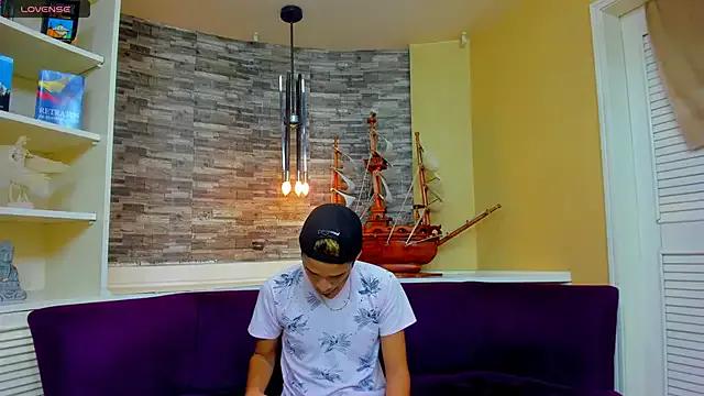 Juicy_Creww on StripChat