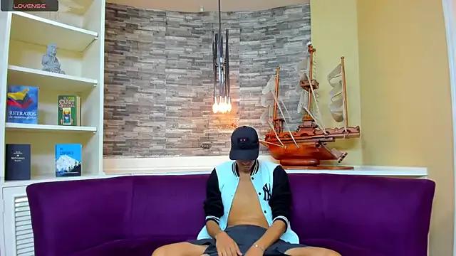 Juicy_Creww on StripChat