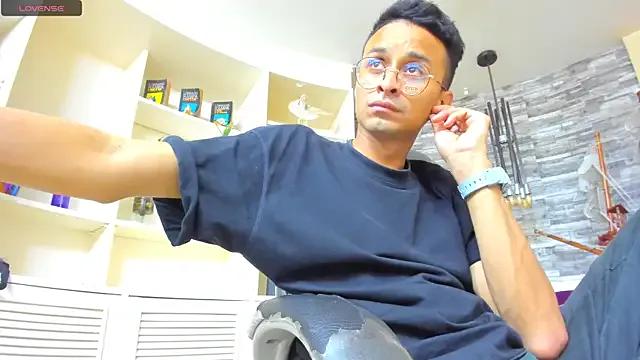 Juicy_Creww on StripChat