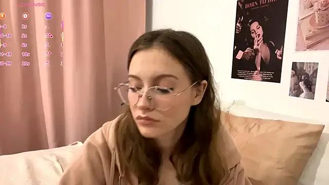 Kira_Sanders on StripChat