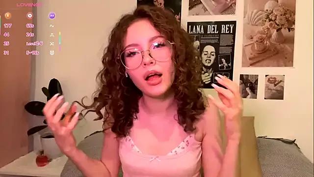 Kira_Sanders on StripChat