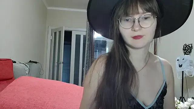 KiraGoldens on StripChat