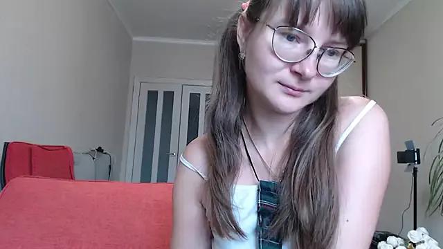 KiraGoldens on StripChat