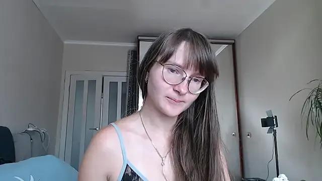 KiraGoldens on StripChat