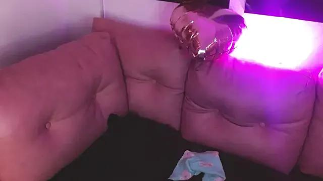 ladymooncs on StripChat