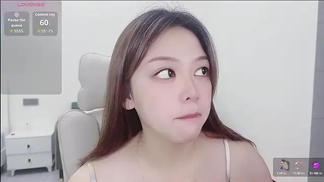 Lcey_66 on StripChat