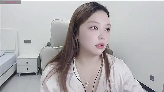 Lcey_66 on StripChat