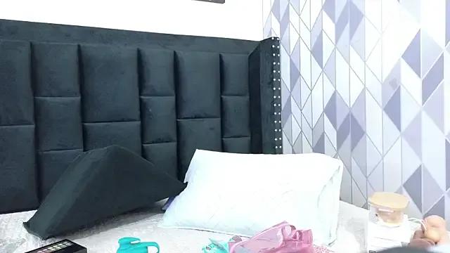 mamaneedsfun on StripChat