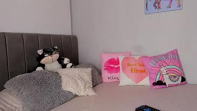 naughtyloverss on StripChat