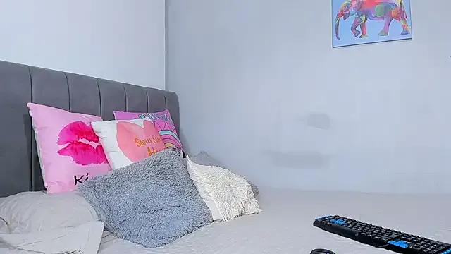 naughtyloverss on StripChat