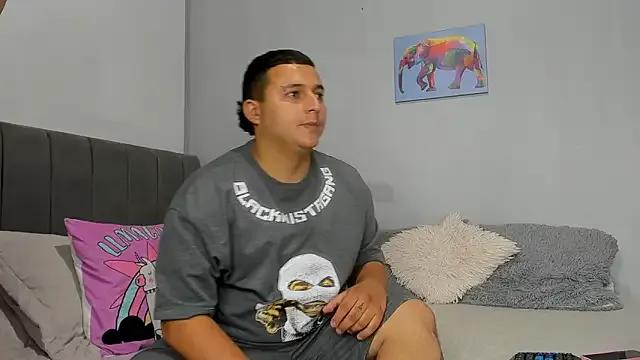 naughtyloverss on StripChat