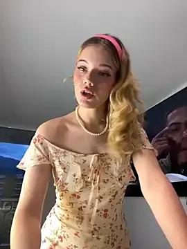 NicoleCut on StripChat