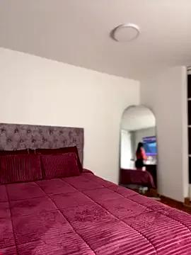 Samantha_e2 on StripChat