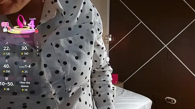 ScarletHott_ on StripChat