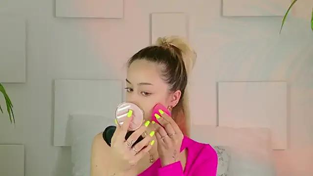 STELLA_RICH on StripChat