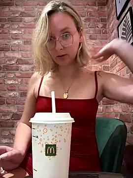 The_Snowwhitee on StripChat