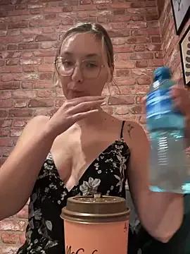 The_Snowwhitee on StripChat