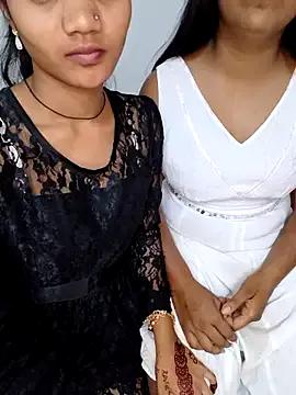 Unique_MomandDaughterrs on StripChat