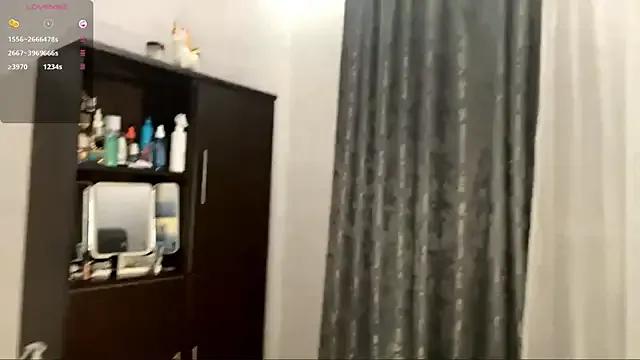 YourLittleElfie on StripChat